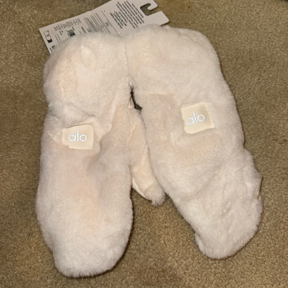 Alo Cream Fuzzy Mittens